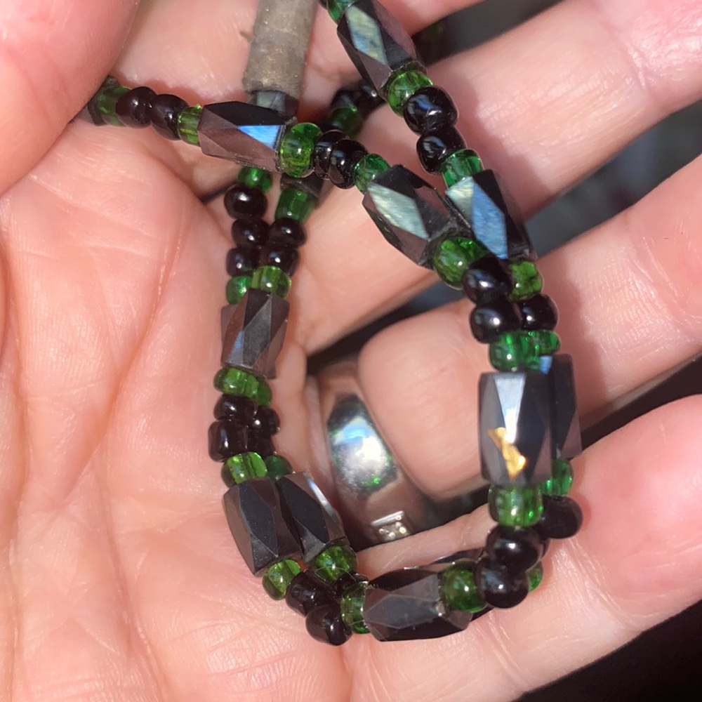 Black and green magnetite necklace.       NE